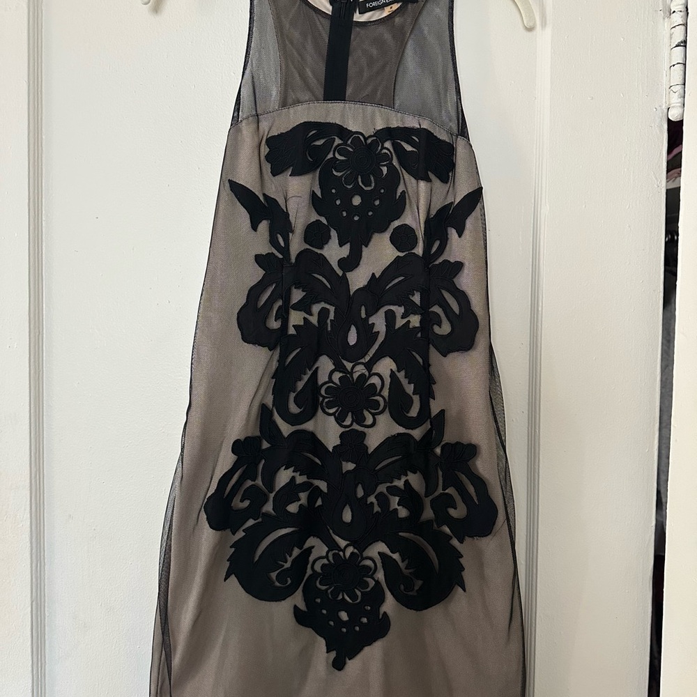 Elegant Black and Cream Sleeveless Dress